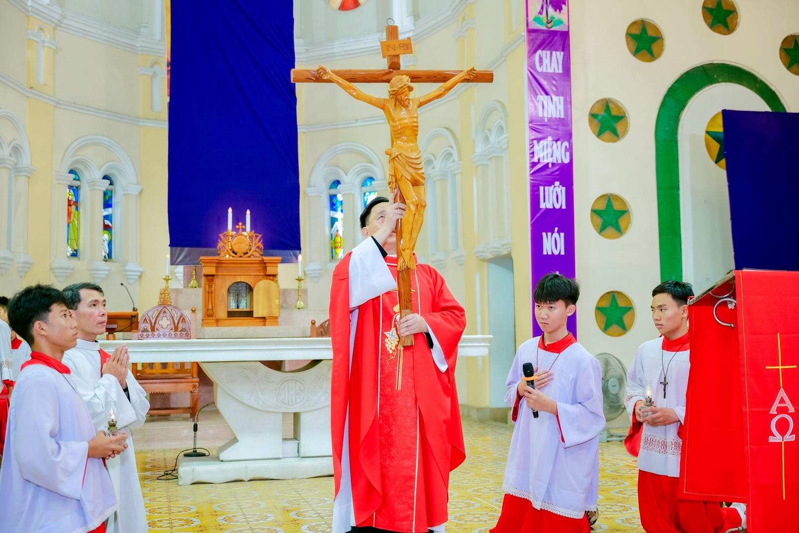 Cộng Đoàn Giáo Xứ Búng Cử Hành Nghi Thức Chặng Đàng Thánh Giá Và Tưởng Niệm Cuộc Thương Khó Chúa Giêsu